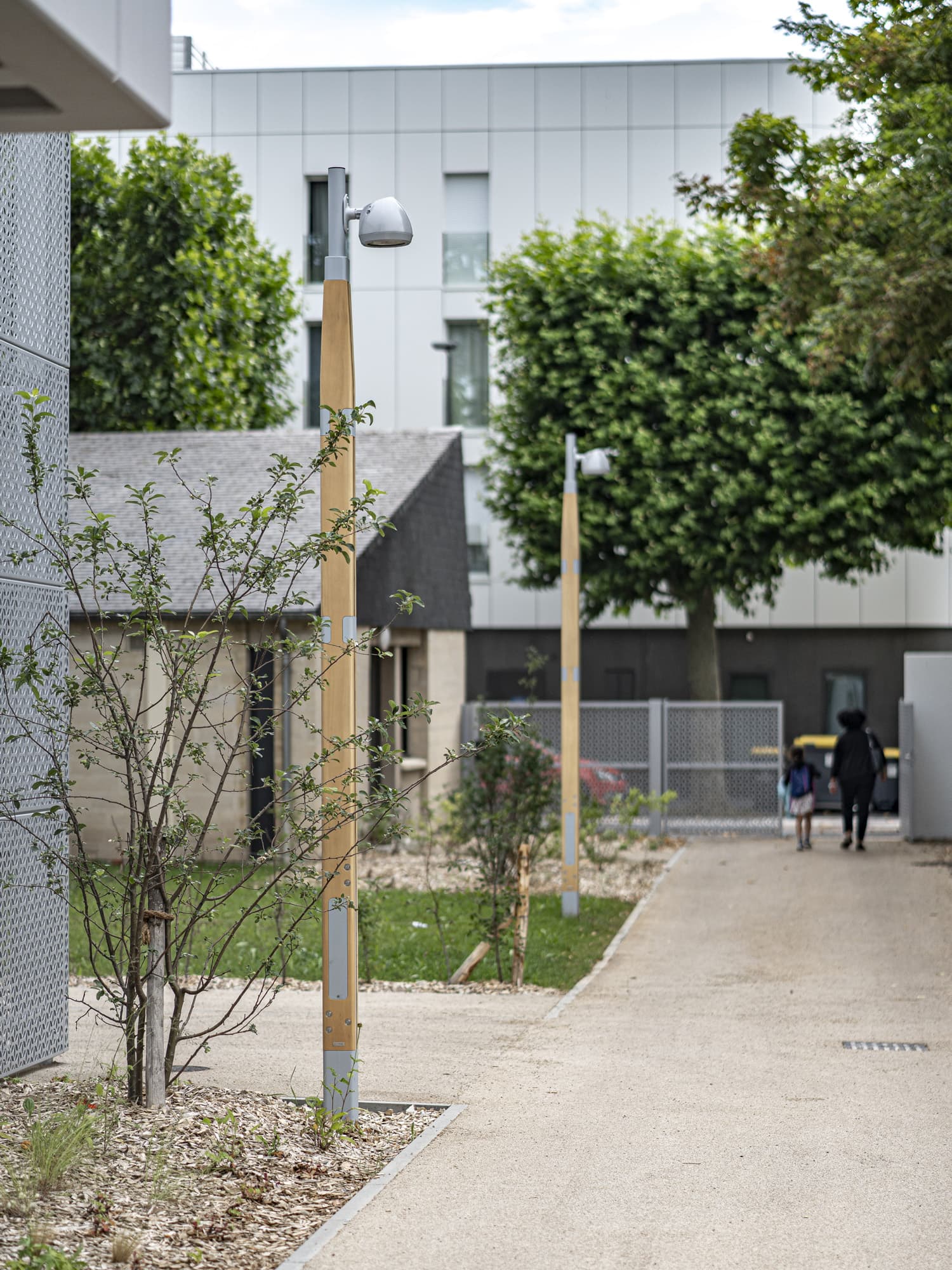 Mât Skala installé le long d'un cheminement.